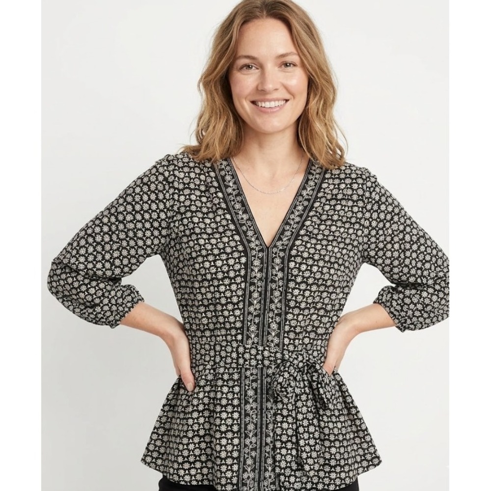 New Max Studio size Large Black White Floral V Neck Belted Blouse Cottagecore